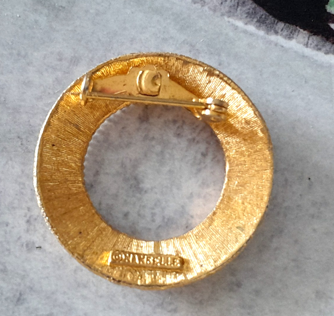 Vintage 1960’s MAMSELLE Signed Gold-Tone Metal 1.25″ Wreath Circle Pin/Brooch