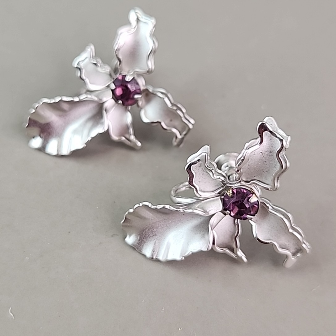 Vintage Flower Screw Back Earrings Orchid Purple Rhinestone Silver Tone 1″