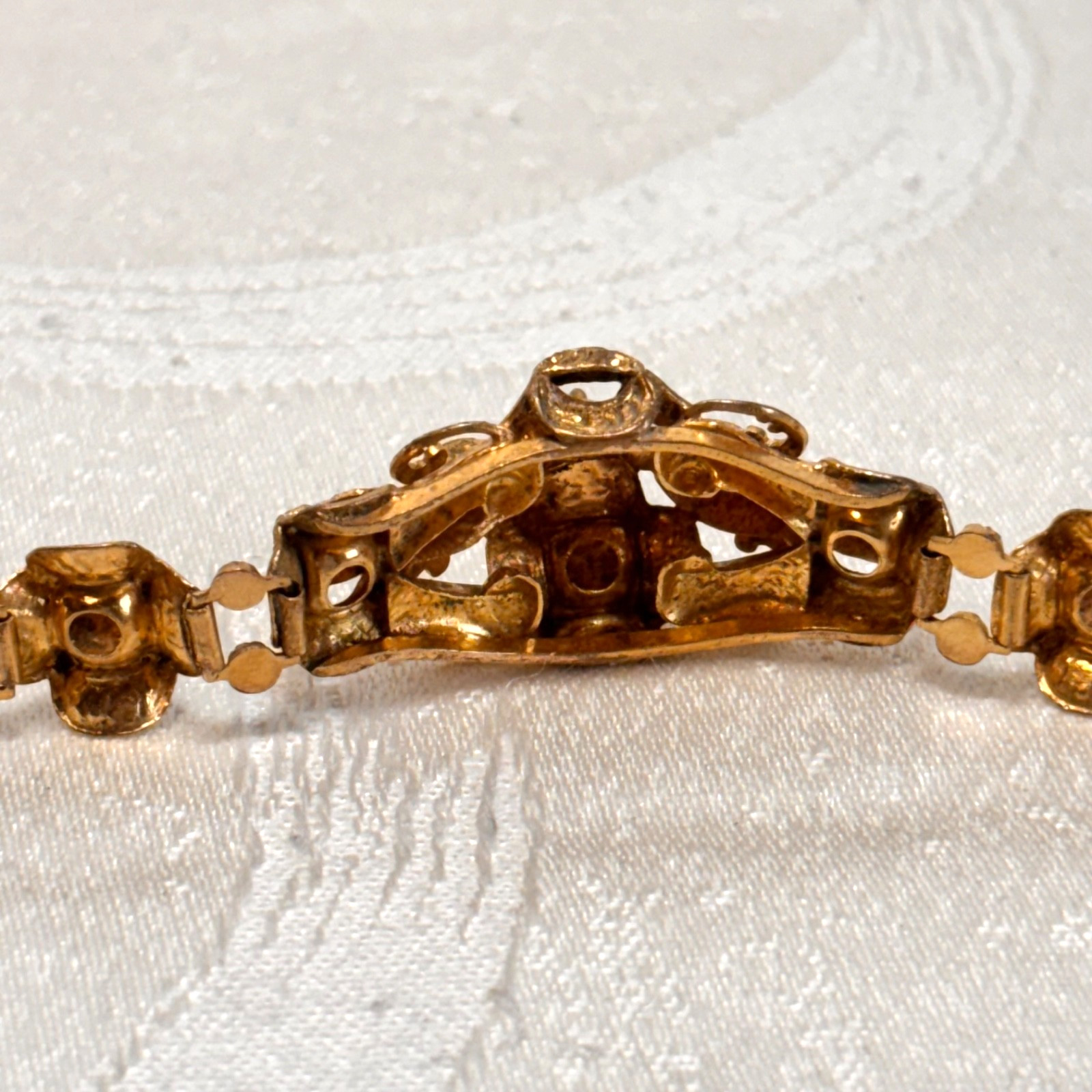 BRACELET goldtone metal temple lightweight box clasp NO BELL vintage 6 1/4″ circ