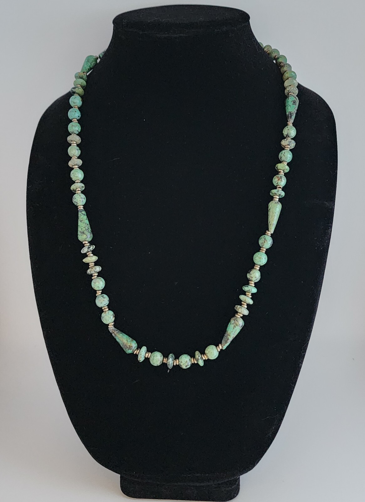 NATURAL JASPER STONES GREEN GRAINED ASYMMETRICAL SHAPES 25″ LENGTH NECKLACE VTG