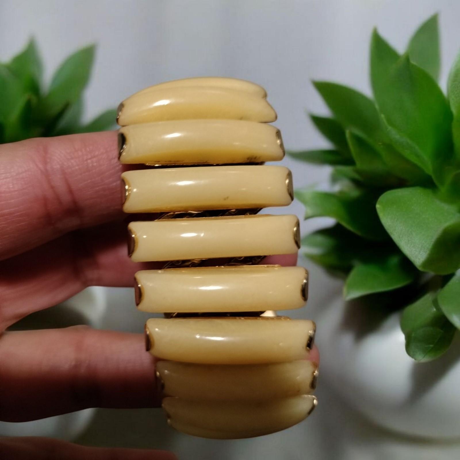 VINTAGE ESTATE SIGNED HONG KONG EXPANDABLE Lucite BRACELET. Creme + Gold Tone
