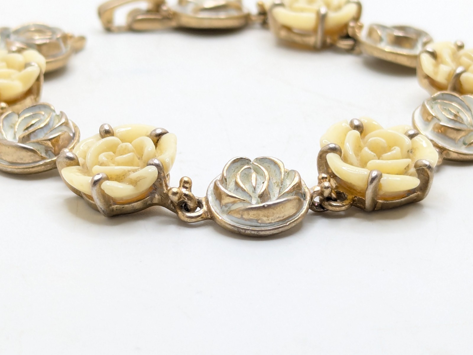 Vtg Liz Claiborne LC Bracelet Roses Gold Tone Cream Off White Rose Flowers 7.25″