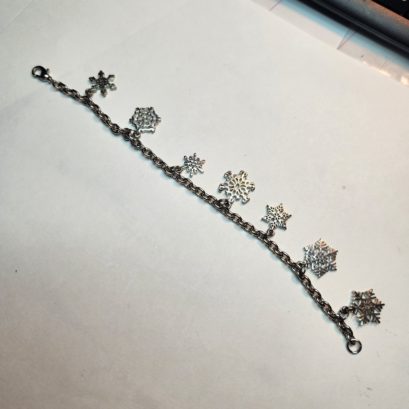 Vintage Bracelet 7 Snowflake Charms Silvertone 7.5″ Lobster Clasp Non- Magnetic