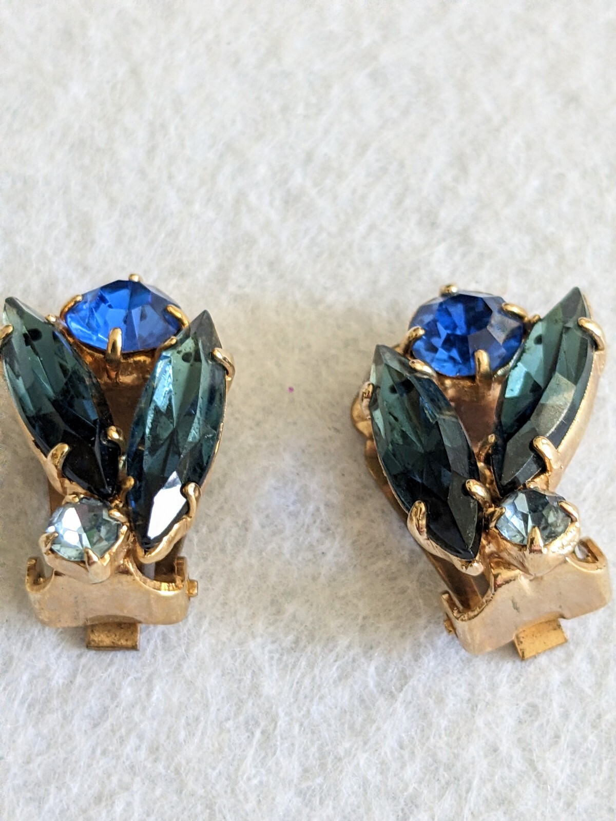 Vintage Estate Designer Blue Green Glass Brooch Earrings Set. Flower Leaves