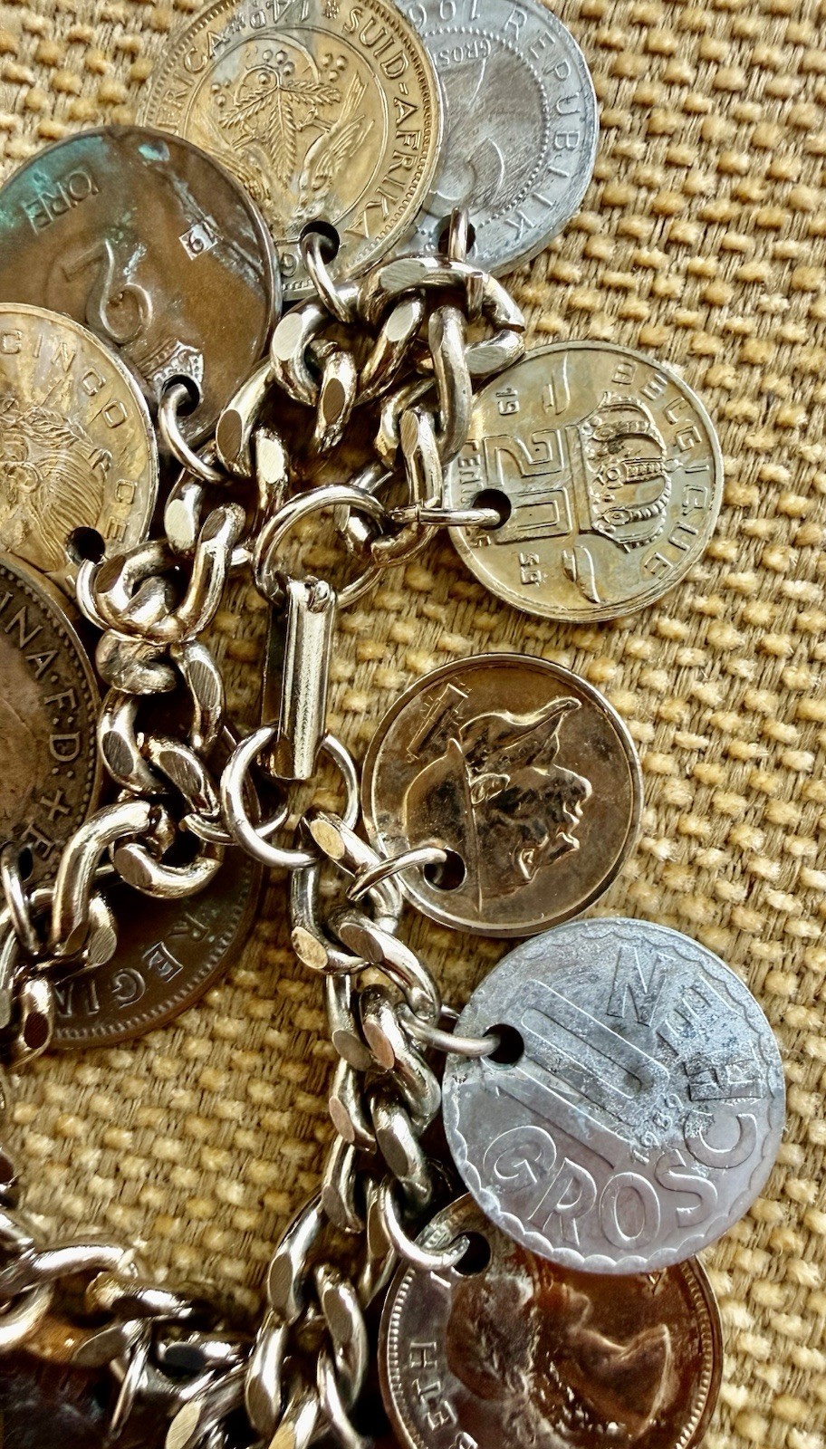 1 Vintage Foreign Coin Charm Bracelet With 15 Vintage Coins