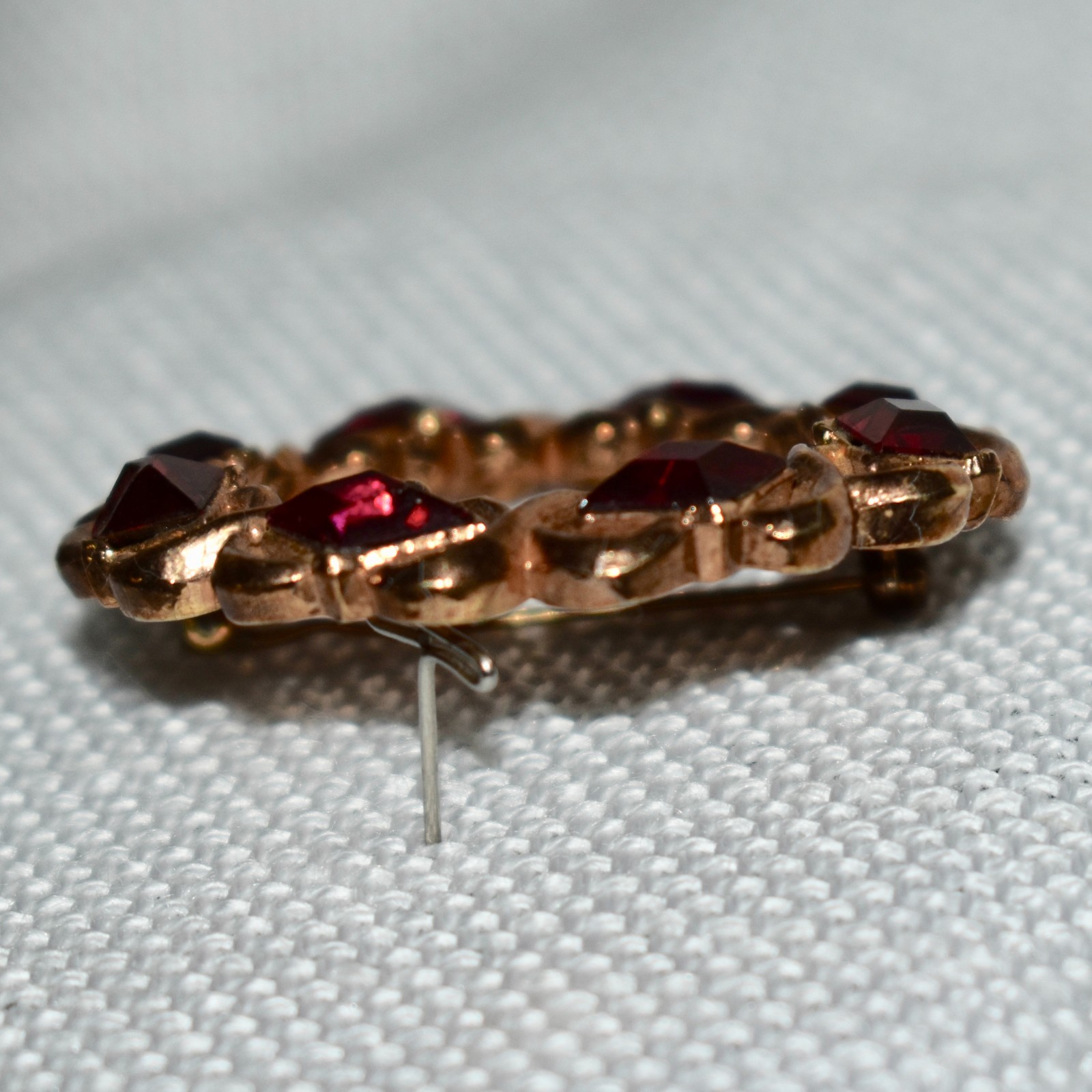 Vintage 1950s CROWN TRIFARI Red Lozenge Rhinestone Round Wreath Pin Brooch 1.75″