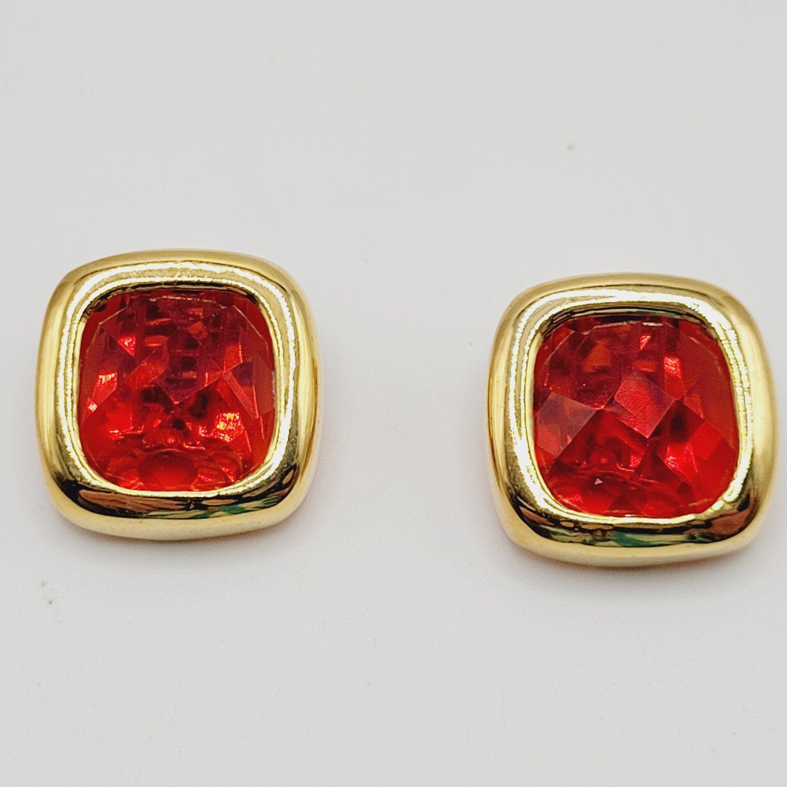 Red Glass Faceted Cushion Cut Bezel Gold Tone Wire Necklace Clip On Earrings Set