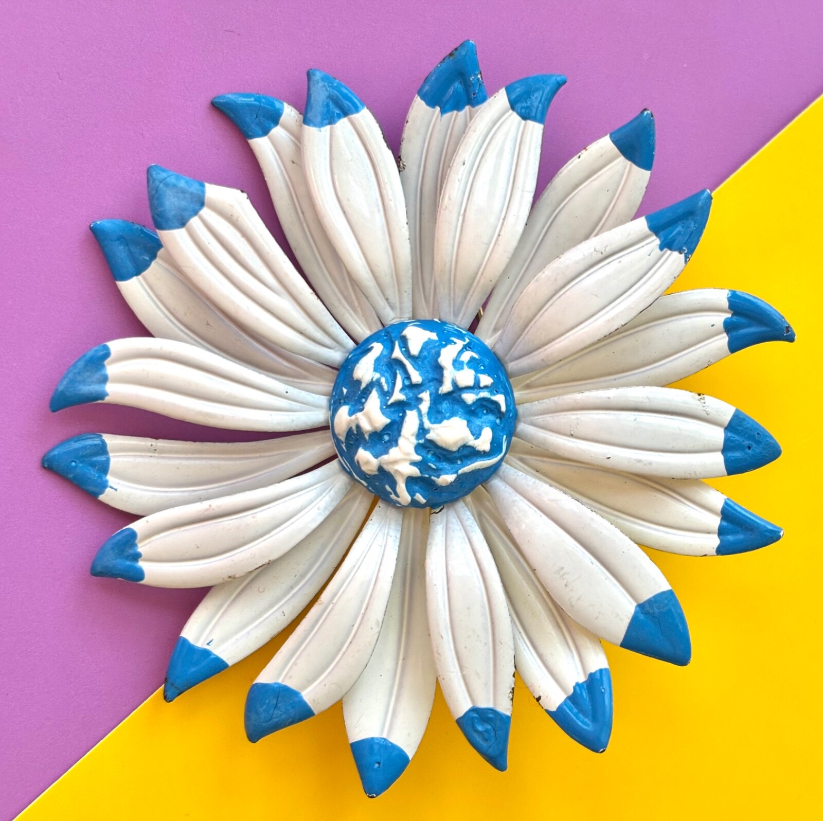 VINTAGE METAL ENAMEL FLOWER PIN,WHITE & BLUE DAISY BROOCH,FLOWER FASHION,COLLECT