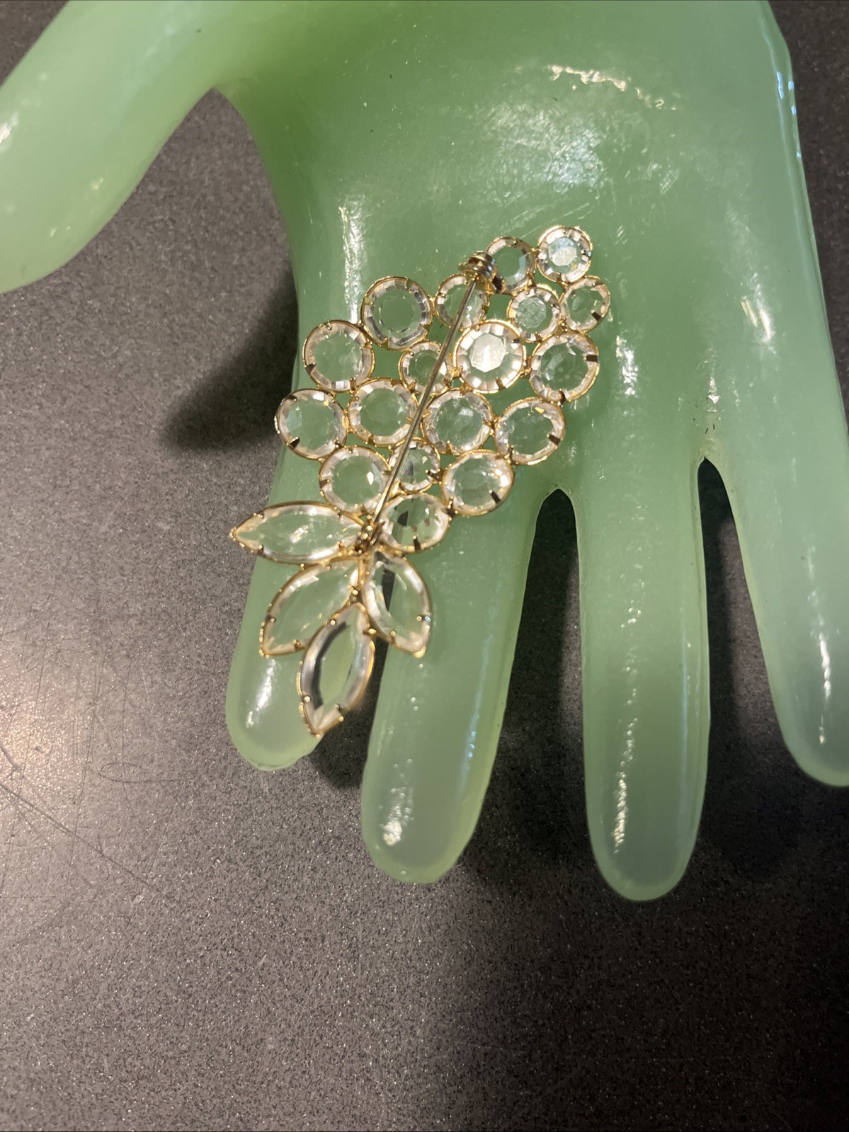 FABULOUS VINTAGE SEE THRU CRYSTALS BUNCH OF GRAPES PIN BROOCH GOLD TONE Prongset