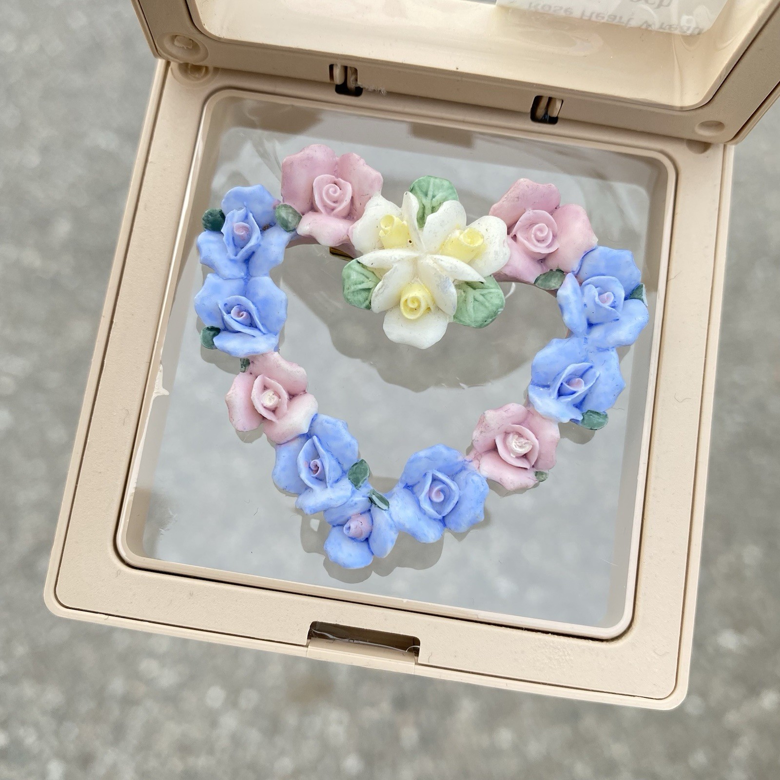 Vintage Avon HEARTS and ROSES Brooch Pin Porcelain Pastel Flowers 2″