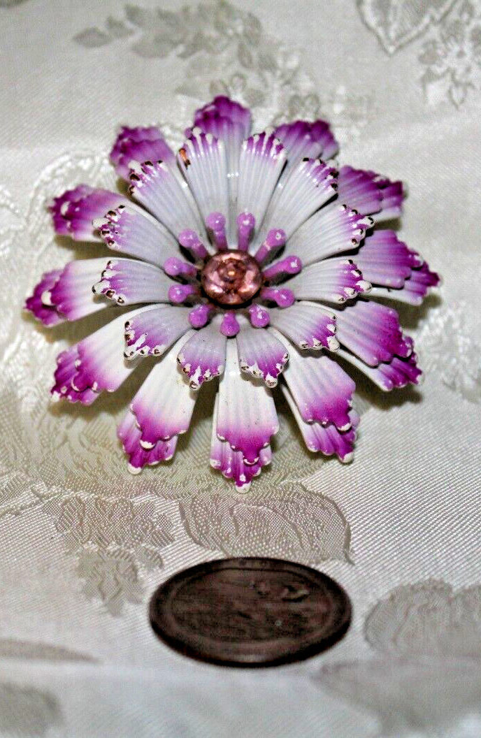 VITG ENAMEL PURPLE/WHITE PURPLE CABOCHON FLOWER PIN 2 3/8″ AROUND