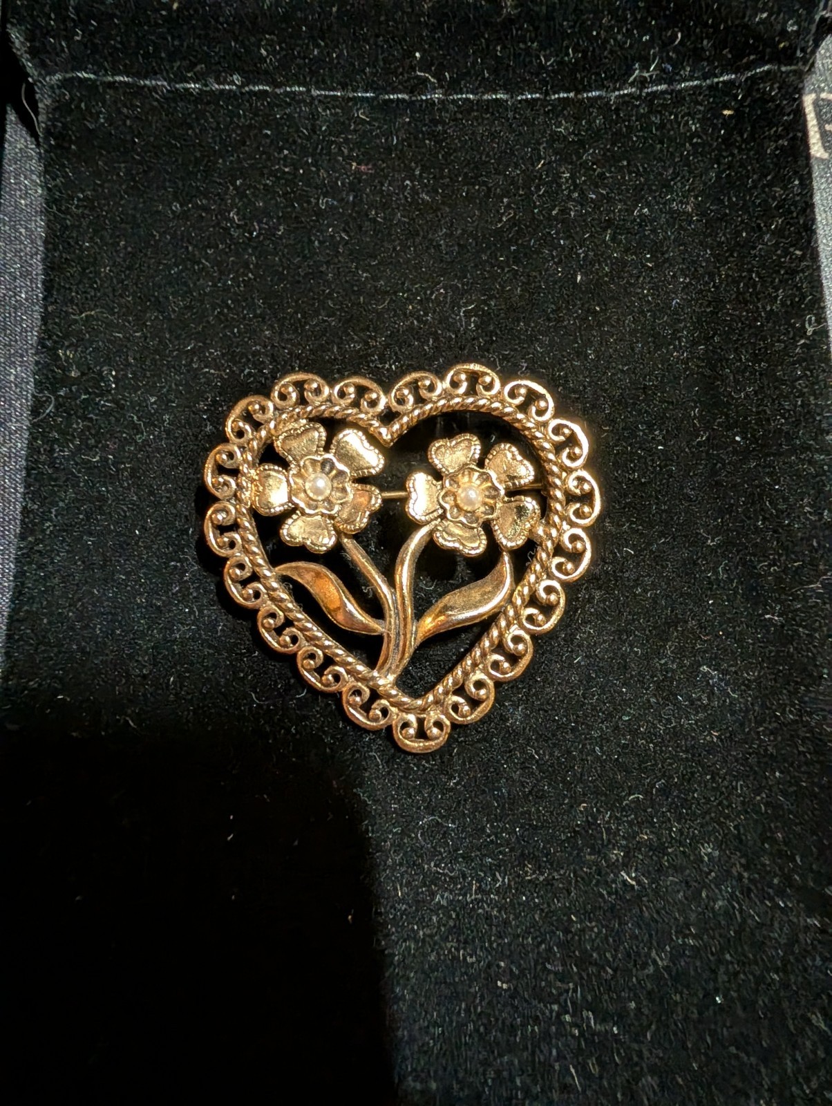VINTAGE HEART SHAPED GOLD TONE FILIGREE AND FAUX PEARL FLOWER BROOCH
