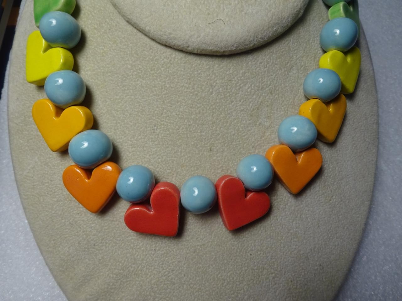 ANTIQUE 1970s PARROT PEARLS COLORFUL NECKLACE “Ceramic Beads & Hearts” STUNNING