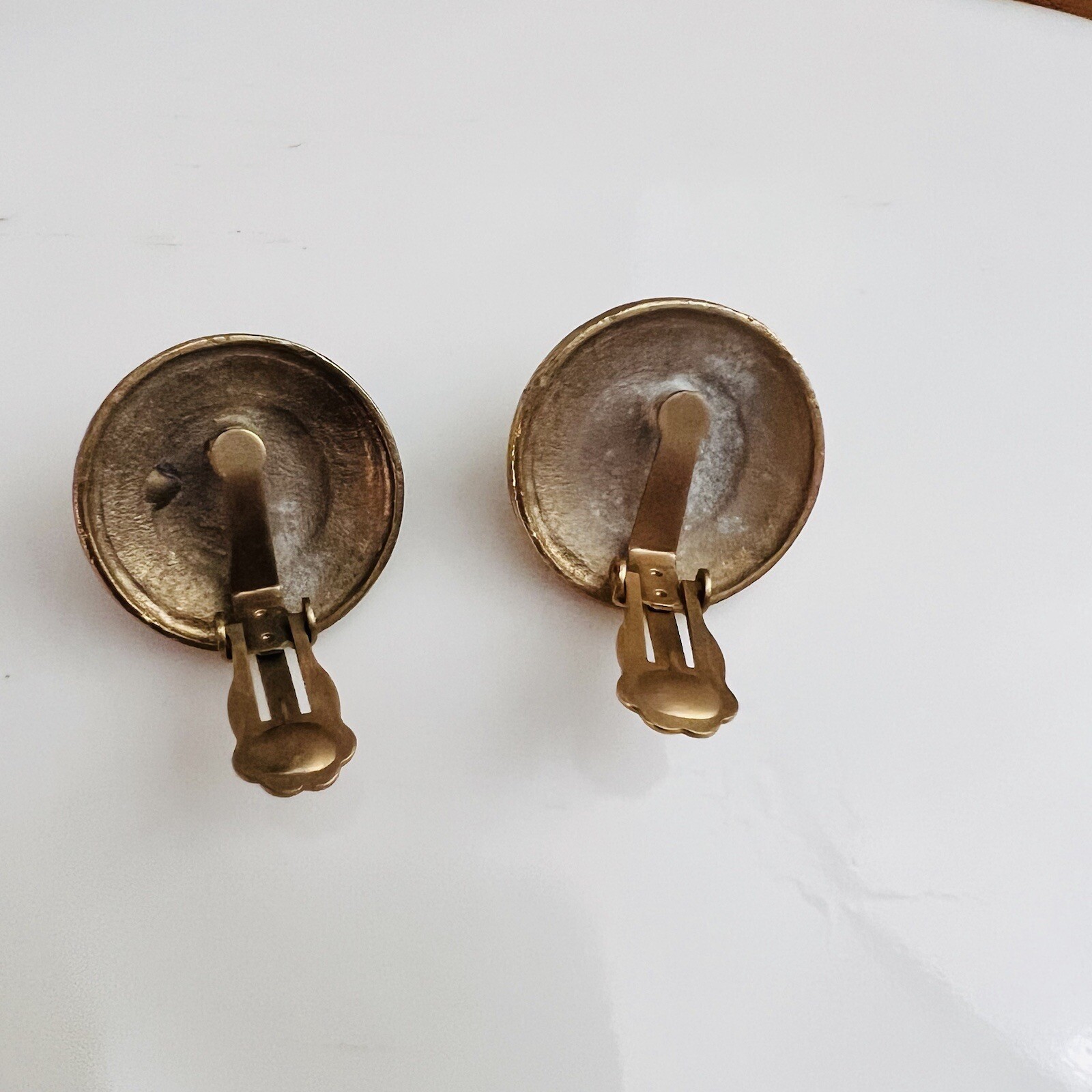 Vintage Galleria Gripoix Glass Earrings Cabochon Clip On Red Gold T Round 4620