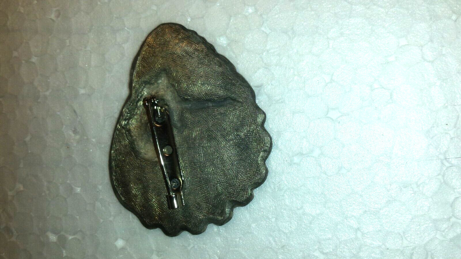 VINTAGE LACQUER OVER METAL LADY AND SHELL PIN BROOCHE 2 1/4″