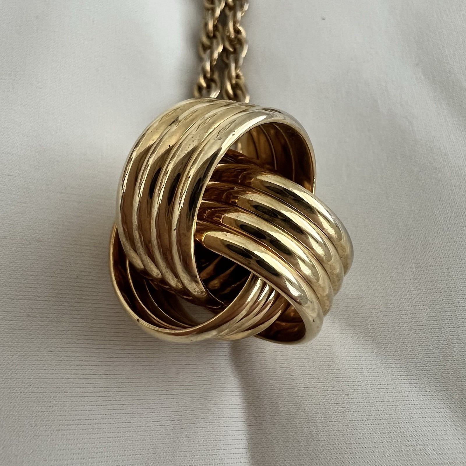 Vintage Gold Tone Ribbed Love Knot Pendant intertwine Necklace Chunky Rope Chain