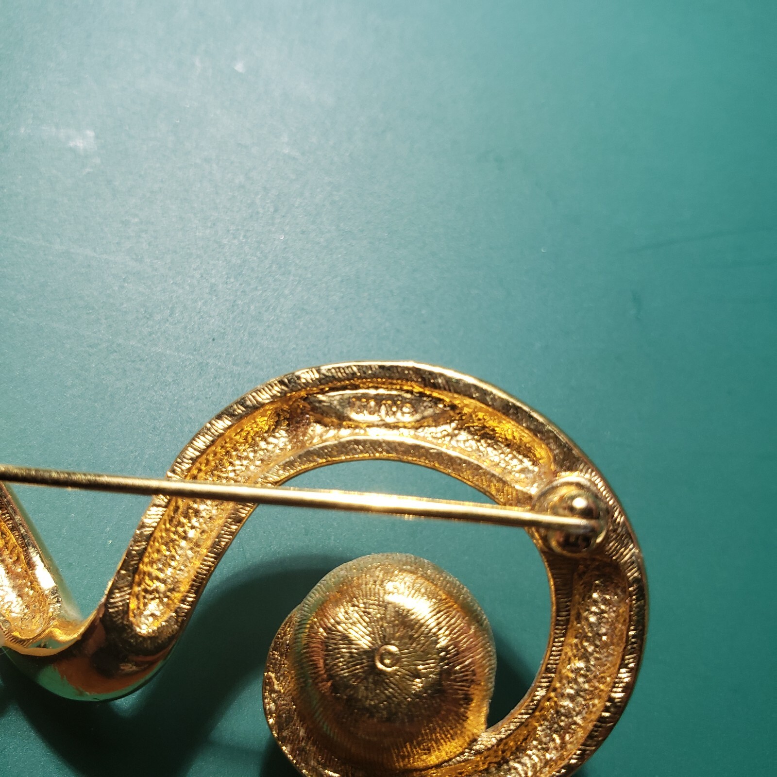 Vintage AVON Gold Tone Abstract Ribbon Swirl w/Pearl Brooch, Pin – Signed