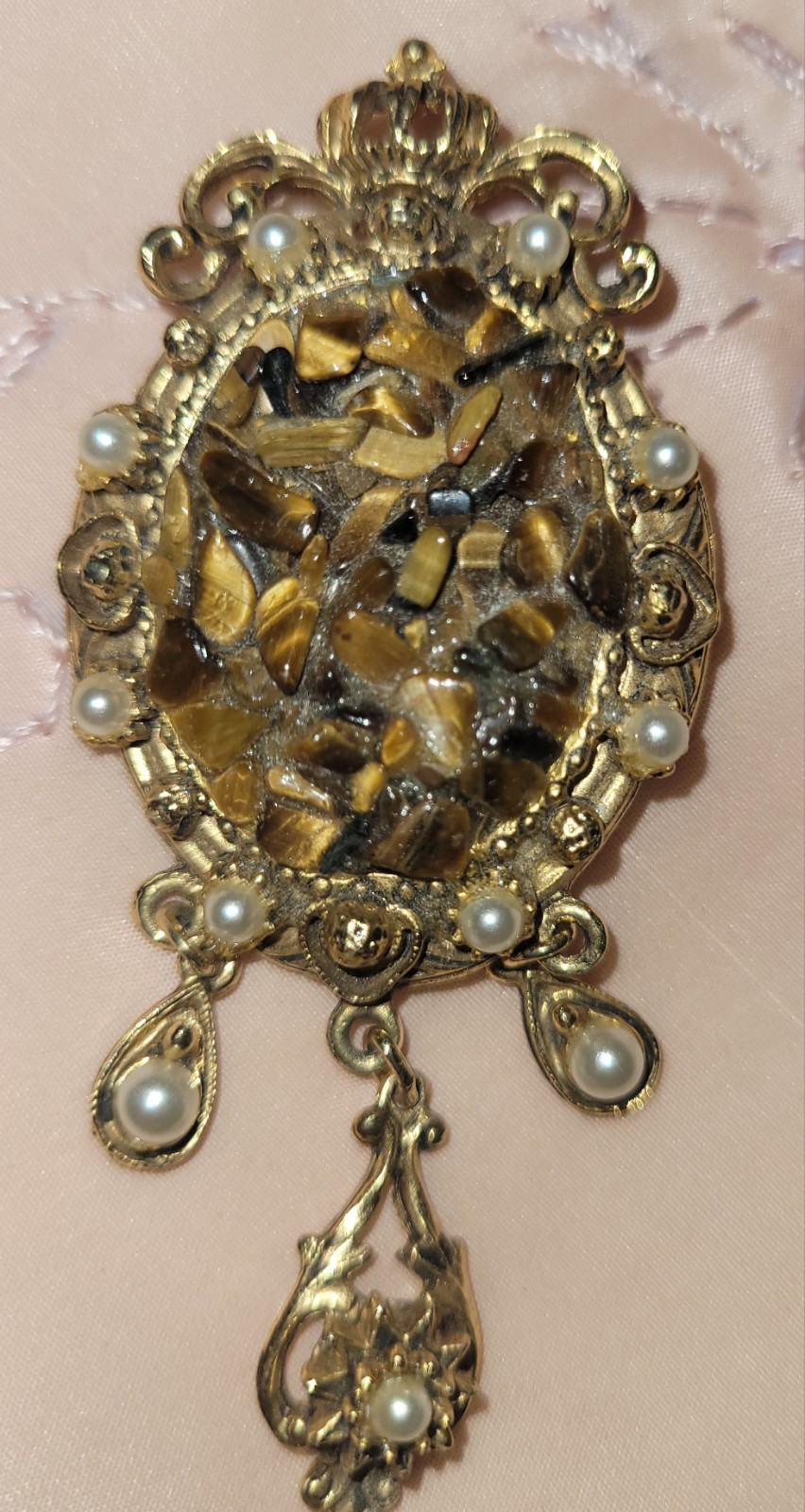 BEAUTIFUL Vintage 70’s GOLD METAL SHIELD NATURAL STONEs – FAUX PEARLS PIN BROOCH