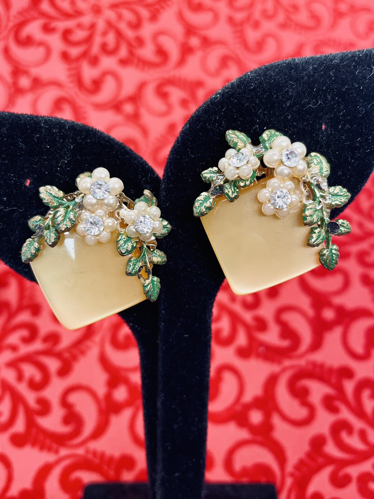 Vintage 50’s Yellow Rum Moonglow Thermoset Plastic & Enamel Clip Earring Floral