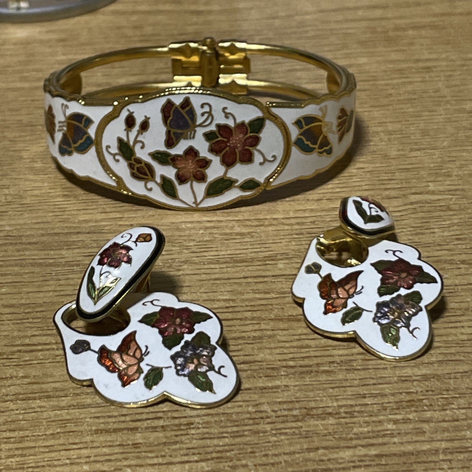 vintage white Cloisonné Enamel Jewellery Set Hinged Bracelet and matching Earing