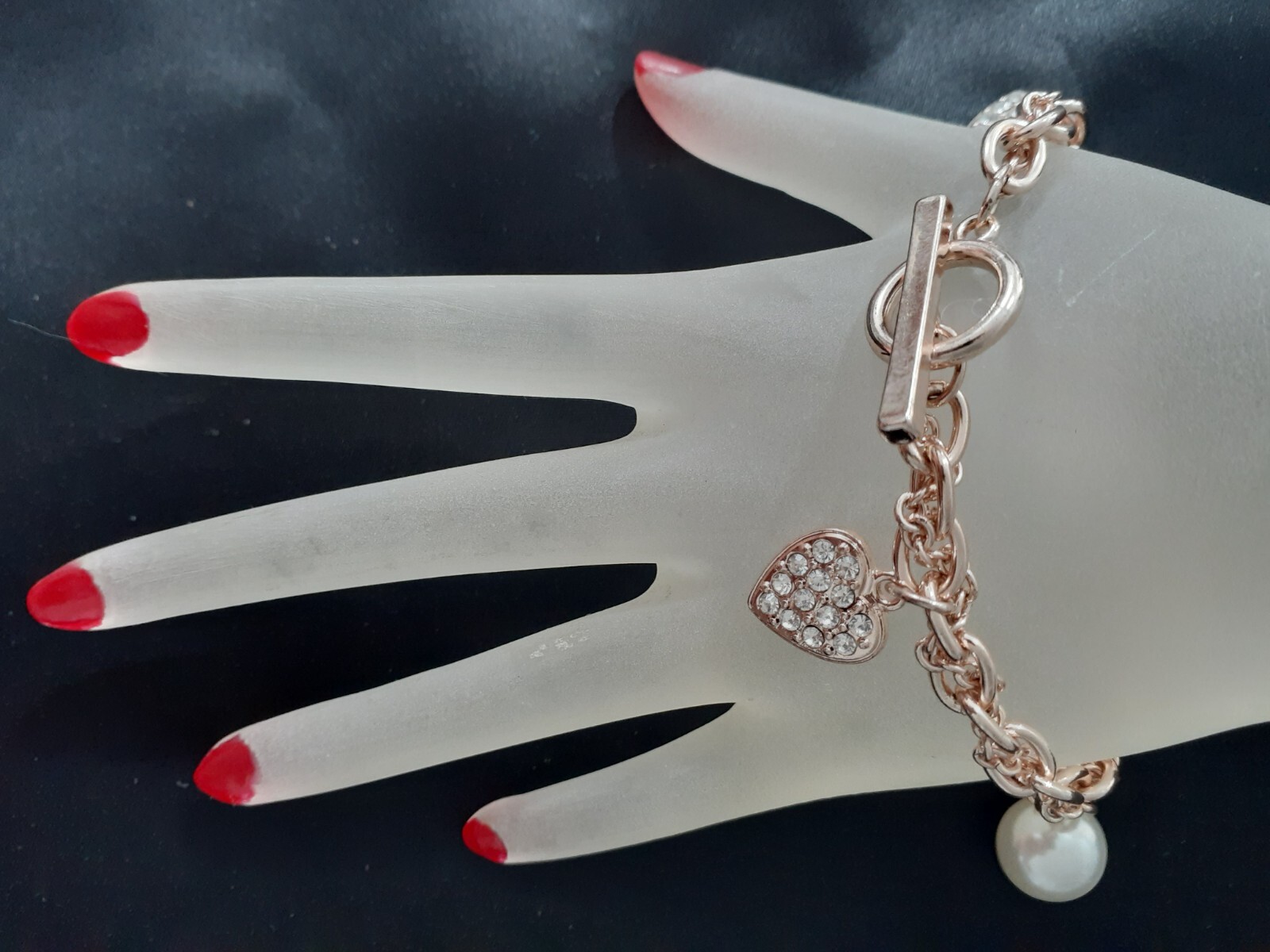 Guess girl bracelet very light pink. 2 pearls 3 hearts 8″ metal chain NWOT.