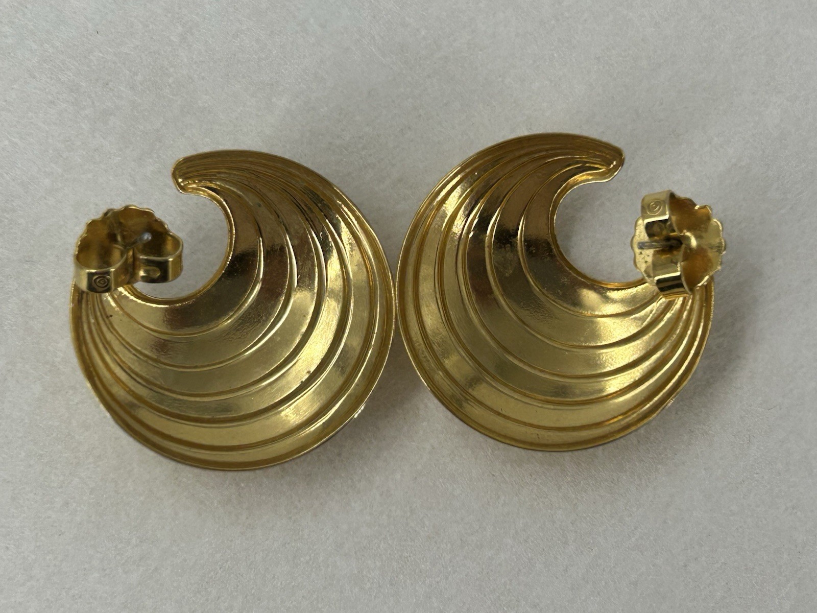 Vintage Polished Gold Tone Ribbed Wave Statement Earrings