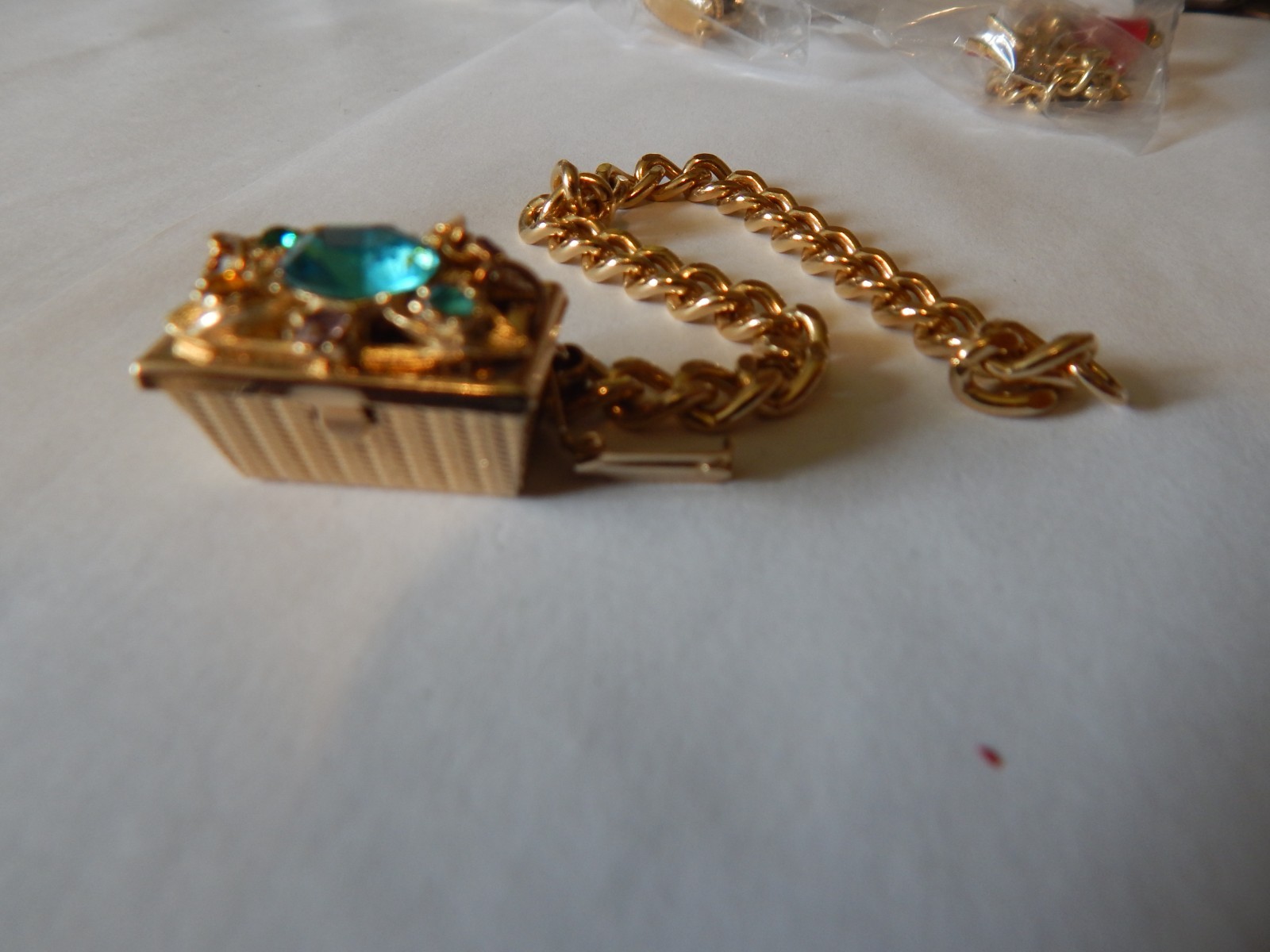 VTG 1980S GOLD TONE STARTER CHARM BRACELET PURSE BLUE STONE