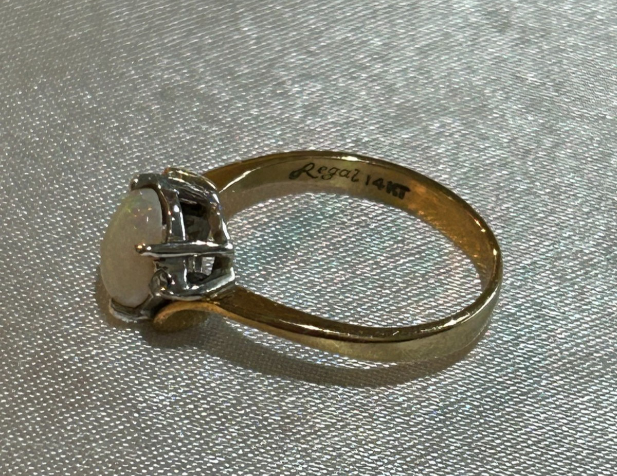 VINTAGE LADIES 14KT GOLD OPAL DAIMOND RING APROXX 6 INCH 2.8 GRAMS HAS CRAZING