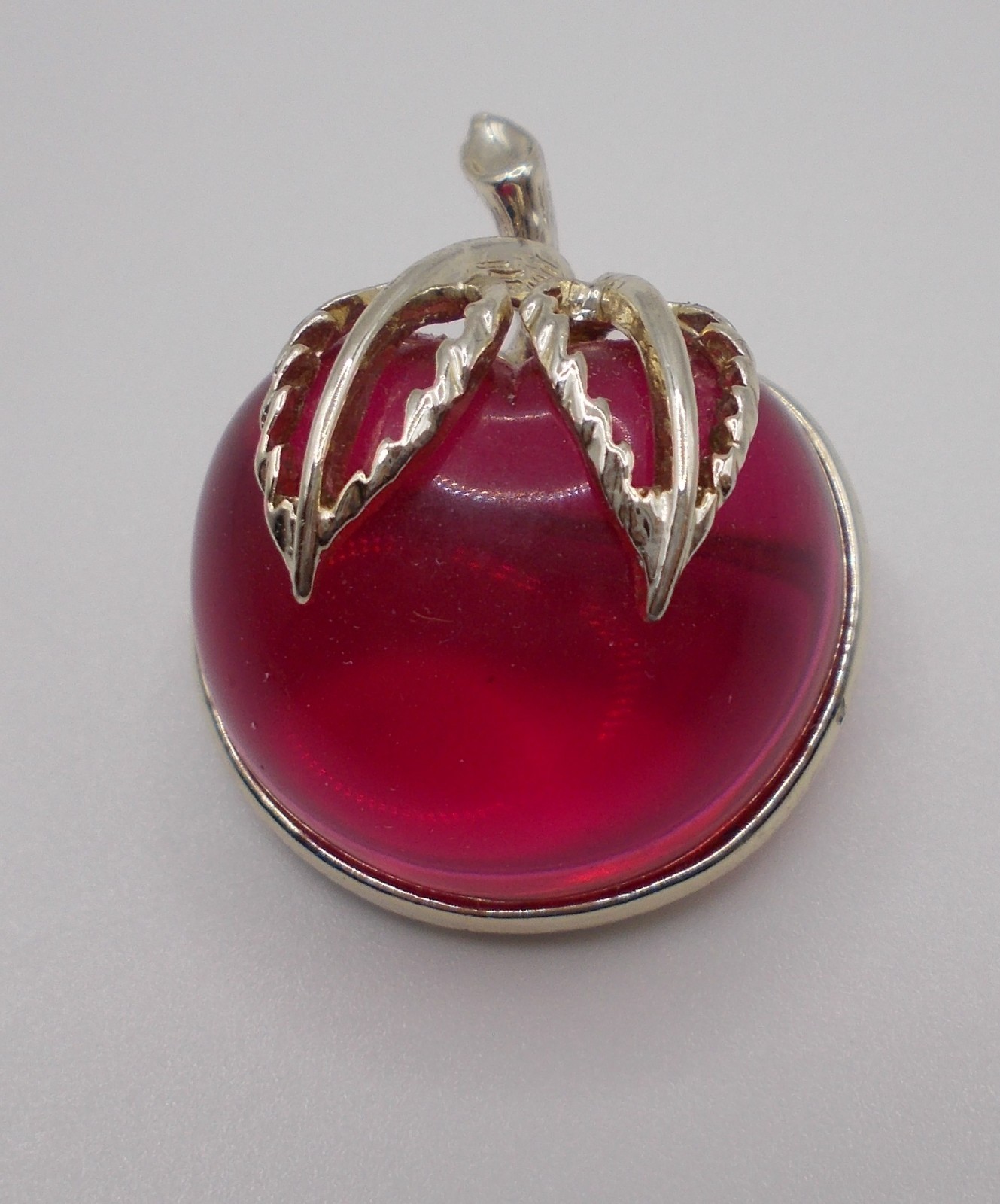 Vintage Sarah Coventry Jelly Belly Lucite Red Fuchsia Goldtone Apple Pin Brooch