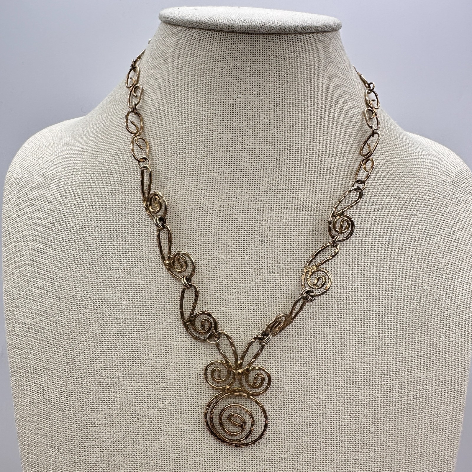 Vintage 80s Gold Tone Swirl Hammered Spiral Pendant Necklace Women’s Jewelry