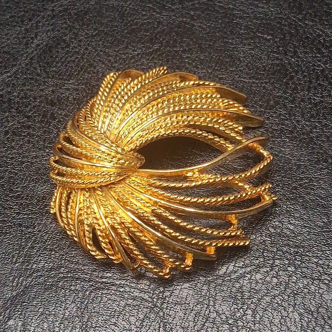 Vintage Jewelry Signed MONET Bow Pin Brooch Gold Tone. 16.346