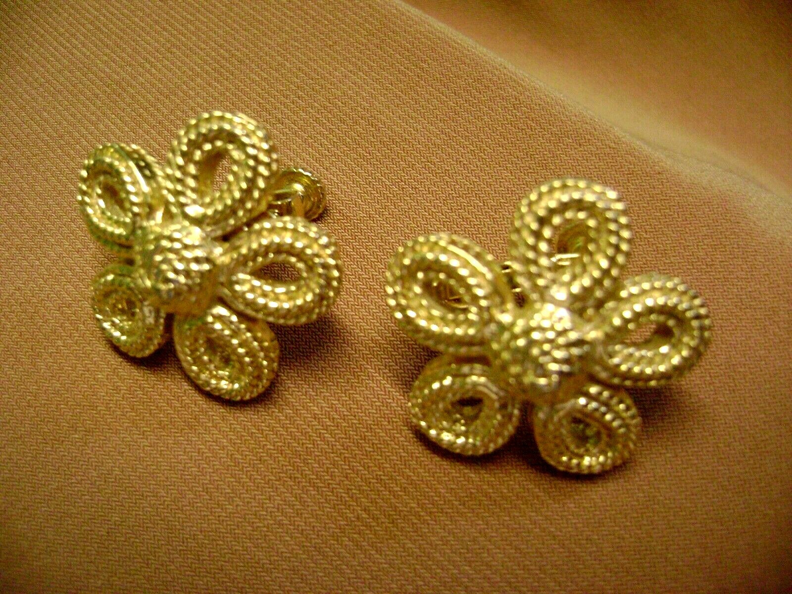 VINTAGE ROUND FLOWER ADJUSTABLE GOLD TONE CLIP ON EARRINGS