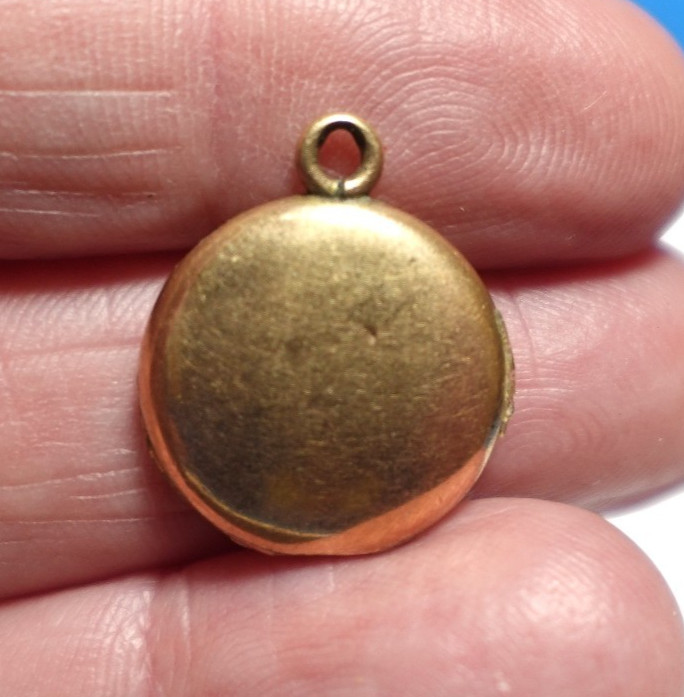GOLD FILLED ANTIQUE ROUND LOCKET SEALED BORDER DESIGN 15 MM 2.7 GRAMS J-710