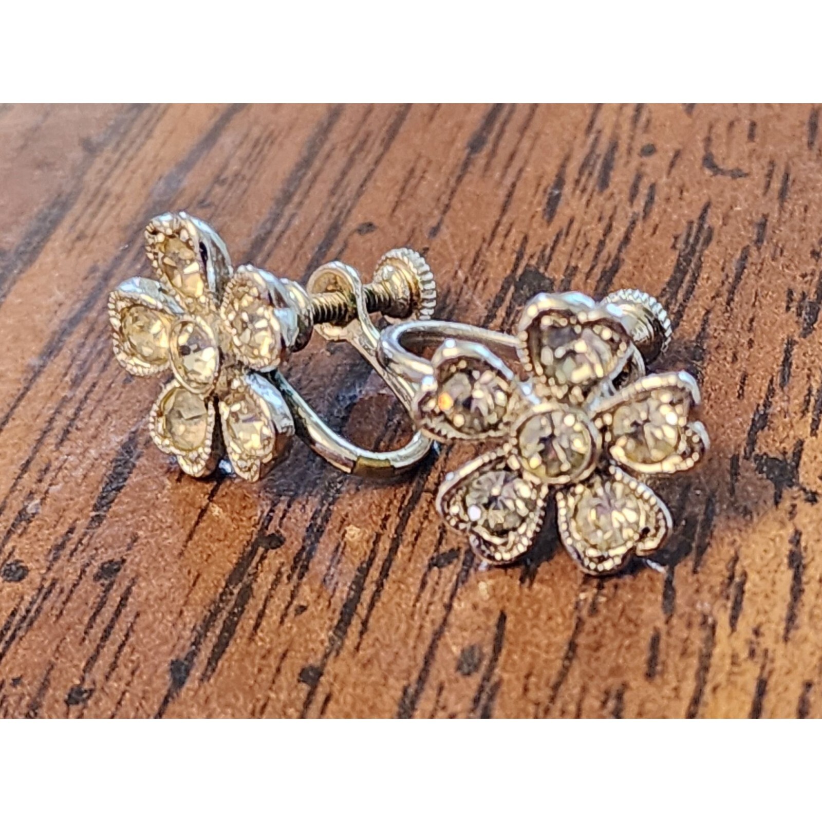 Vintage Silvertone w Rhinestones Flower Screwback Earrings 1/2 Inch Diameter