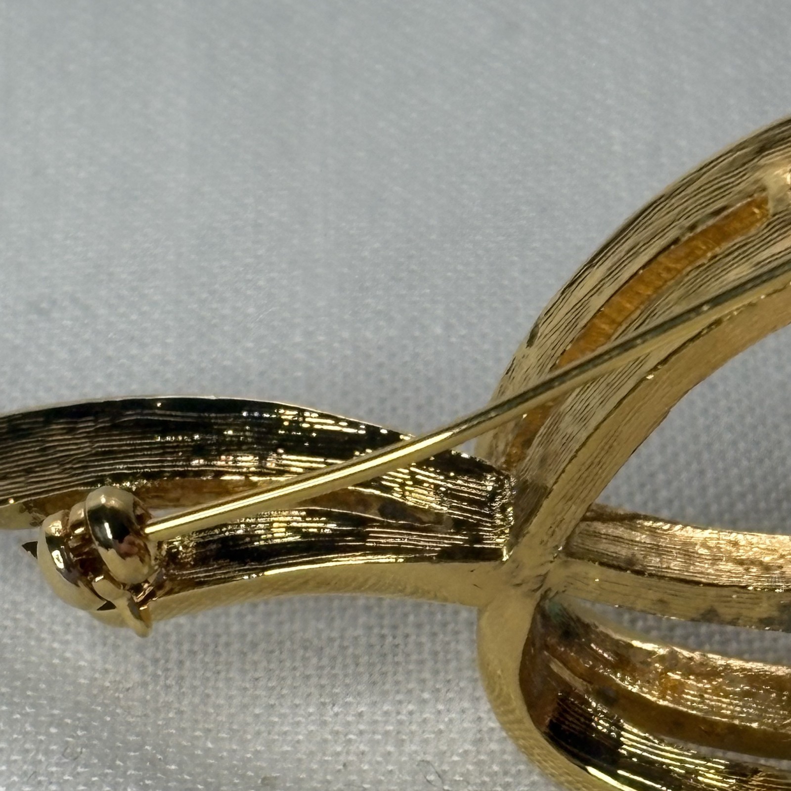 PIERRE BALMAIN Vintage Brooch Swirl Ribbon Gold Tone Rhinestone