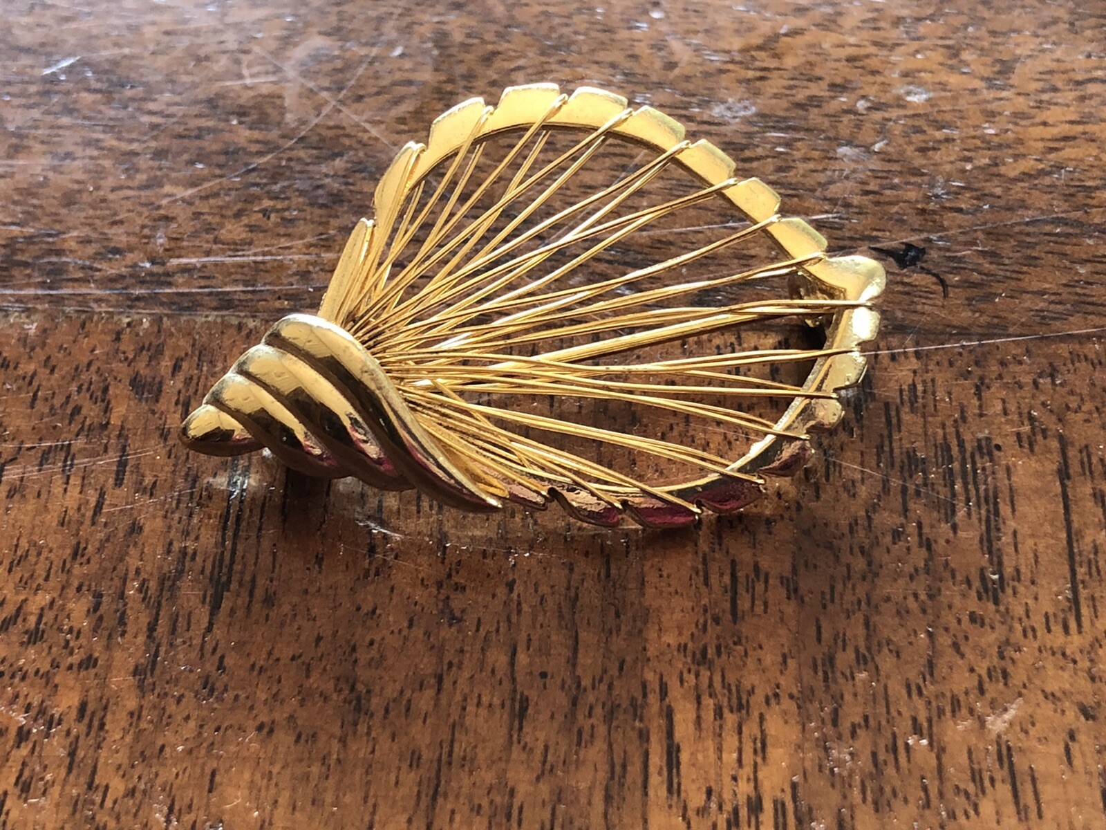 Vintage Brooch Gold Tone Wire Sea Shell Pin Figural Beach Fashion Conch Gift