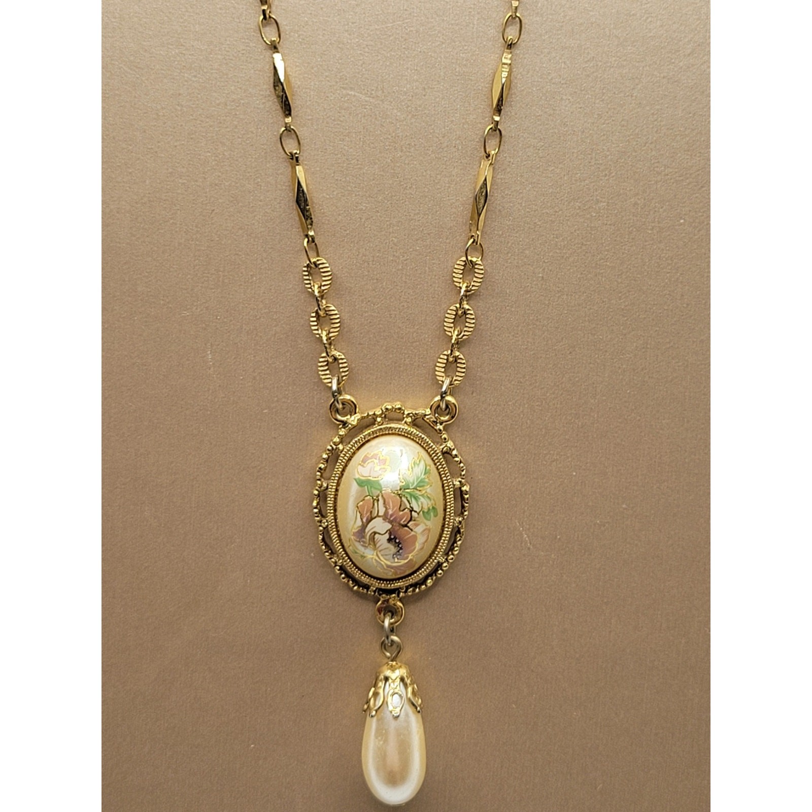 Rare Vintage 1928 Flower Cabochon Pendant Necklace Faux Pearl Barrel Clasp 18″