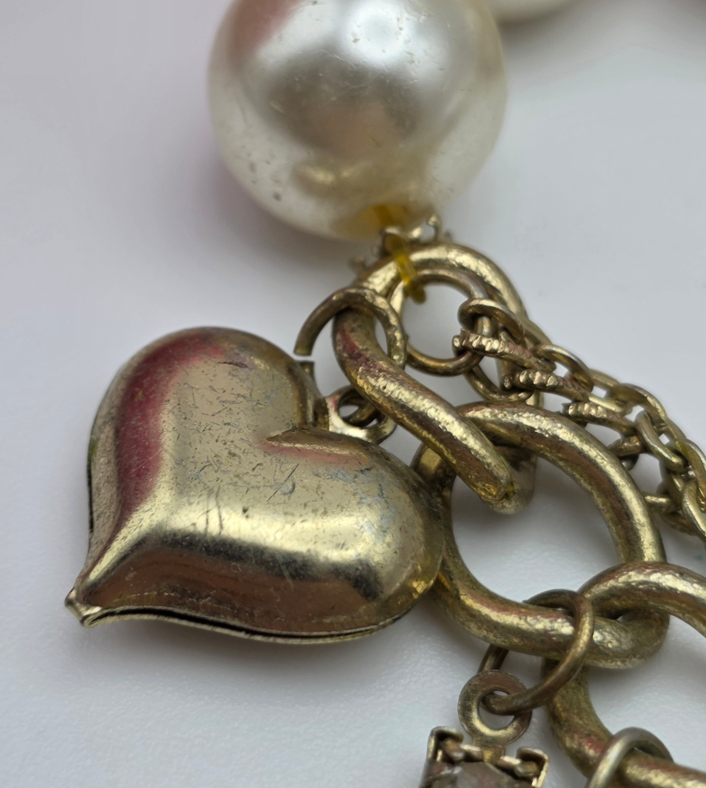 Vintage Betsey Johnson Faux Pearl Dangle Charm Stretch Bracelet 7 in Gold Tone