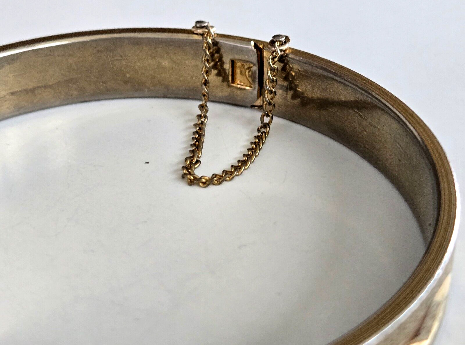 Vintage Diamond Cut Star Gold Tone Hinged Bangle Bracelet 7.25″ w/ Safety Chain