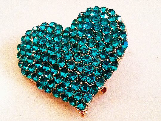 VALENTINE’S HEART BROOCH!Sparking Faceted Blue Crystal Pin.Yellow Gold Tone Set.
