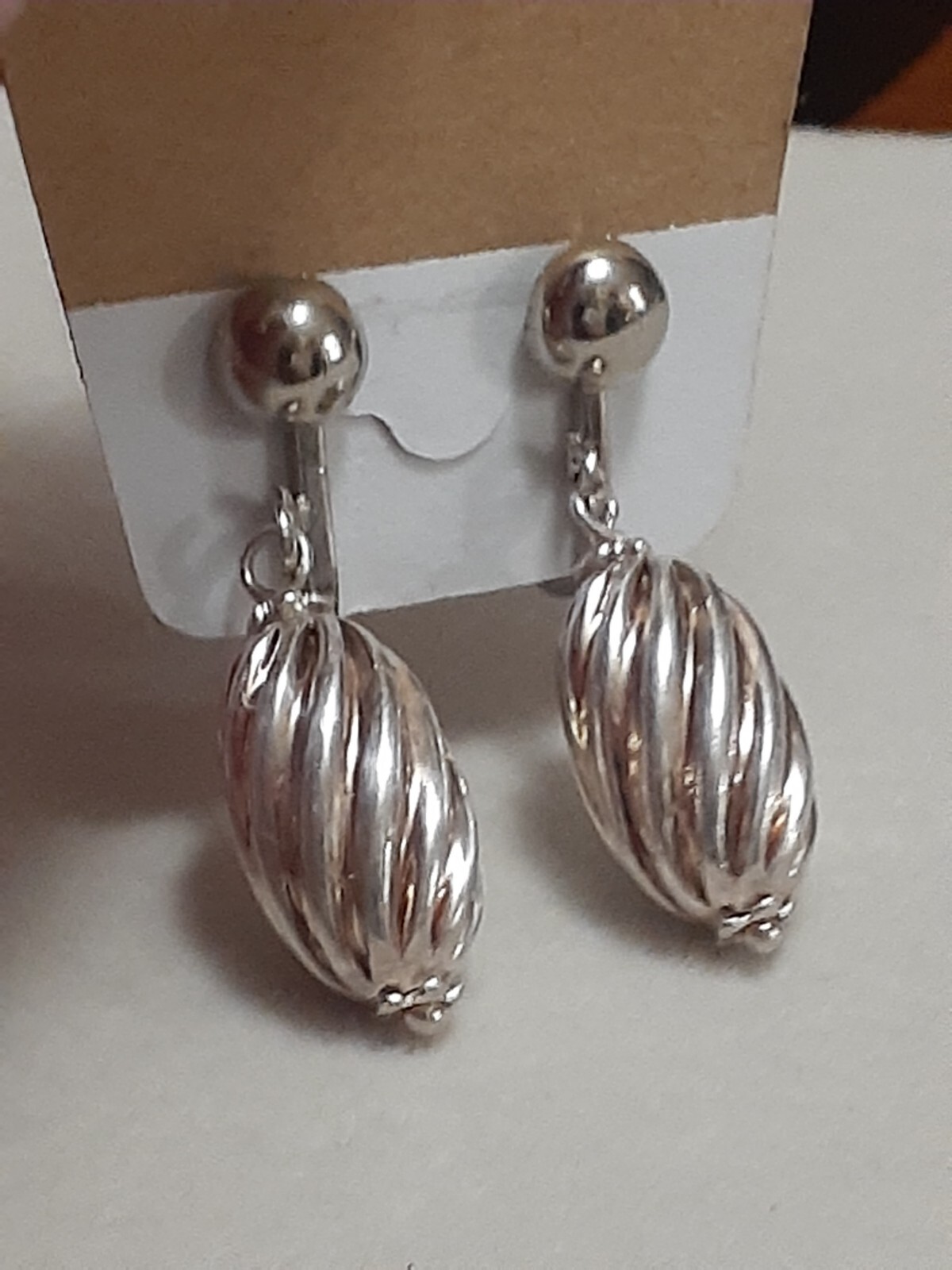 Vintage ribbed oval Silvertone lightweight clip on earrings