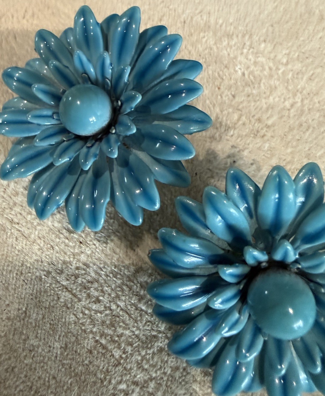 VINTAGE BLUE ENAMEL METAL DAISY FLOWER POWER CLIP-ON EARRINGS