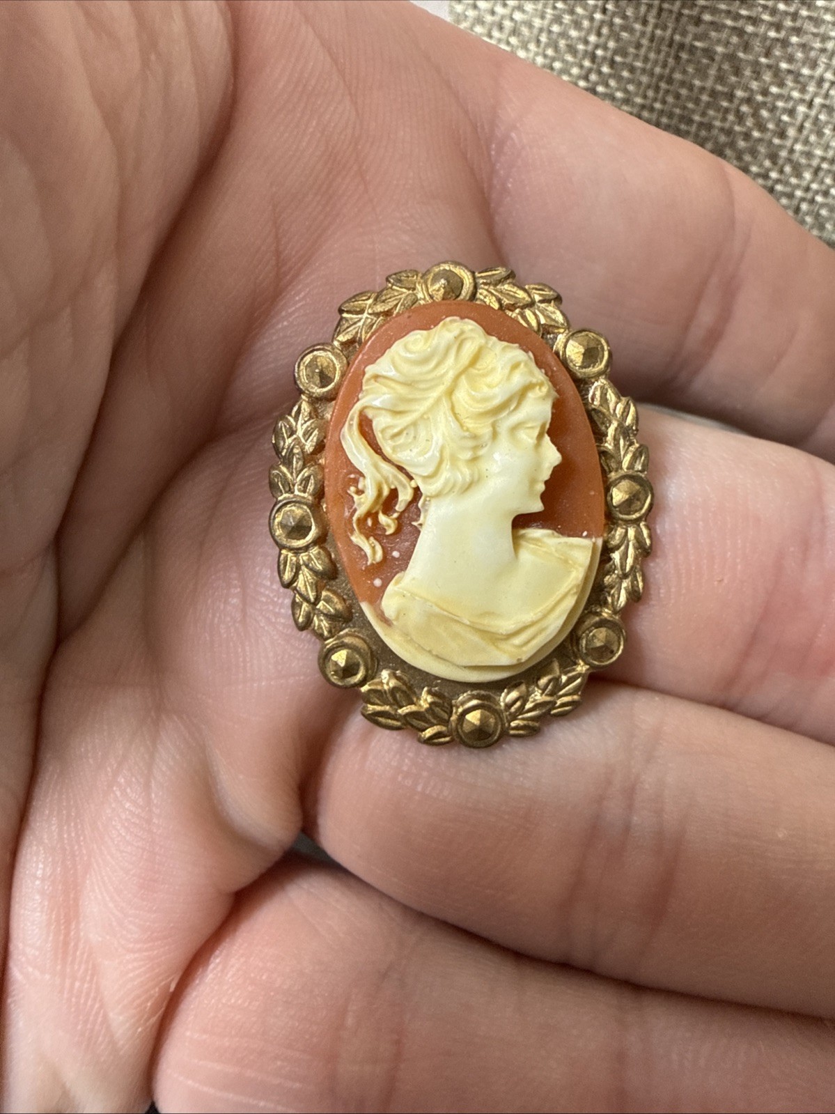 Orange Off White Resin Lady Cameo Gold Tone Metal Metal Brooch Vintage