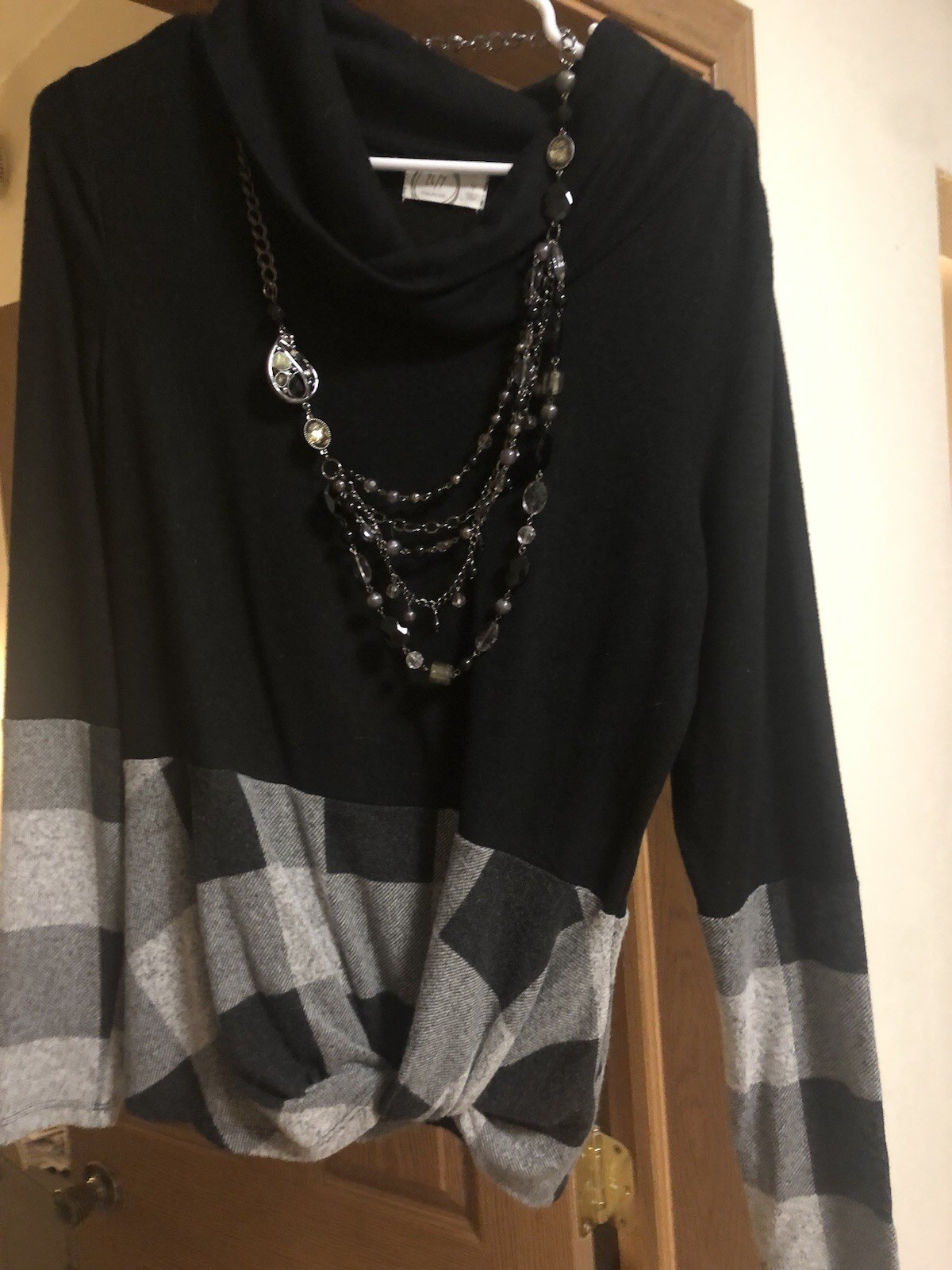 Stunning Multi-Faceted Shaped Black/silver Glass Beaded W/Side Pendant Necklace