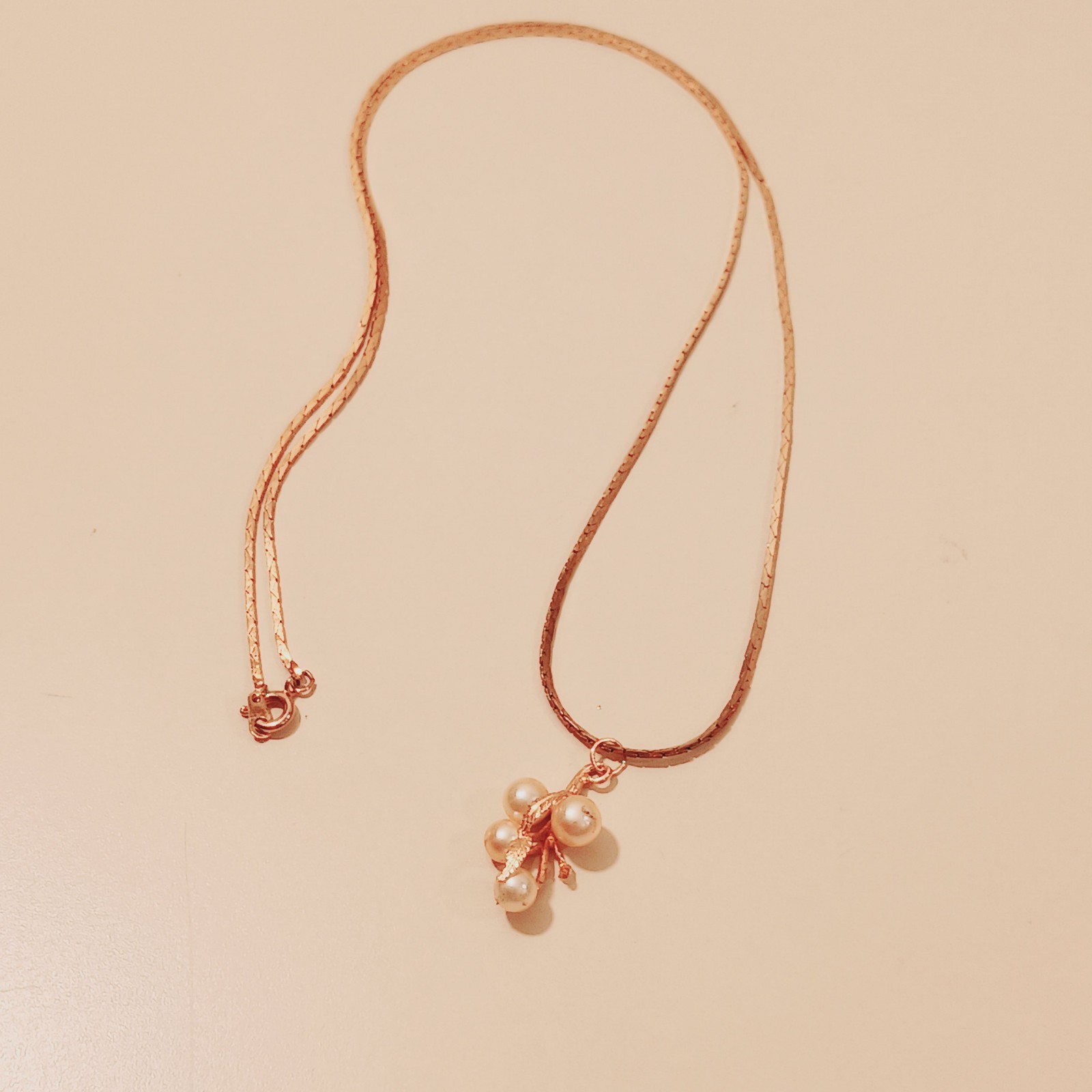 Gold Tone Pearl Cluster Flower Pendant Necklace 23.5″ Smooth Chain