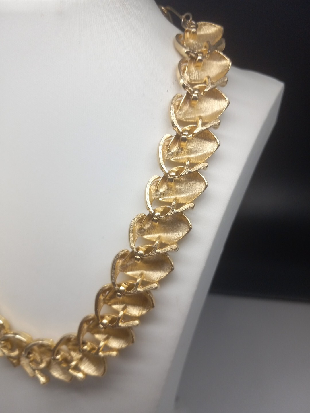 Vintage Intricately Designed Leaf Or Flower Bud Gold Tone Choker Necklace