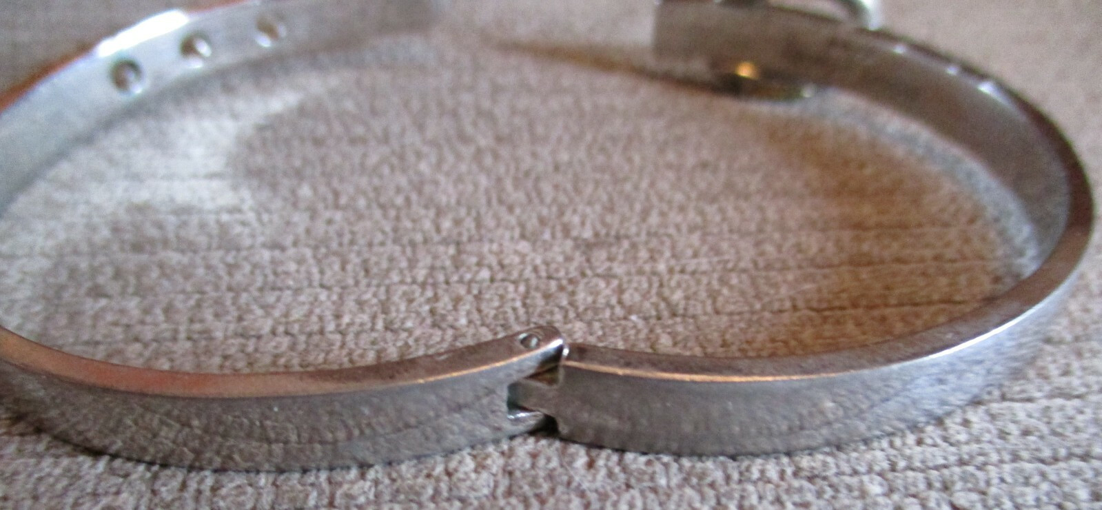 VTG. HENRI BENDEL SILVER TONE HINGED BUCKLE BRACELET