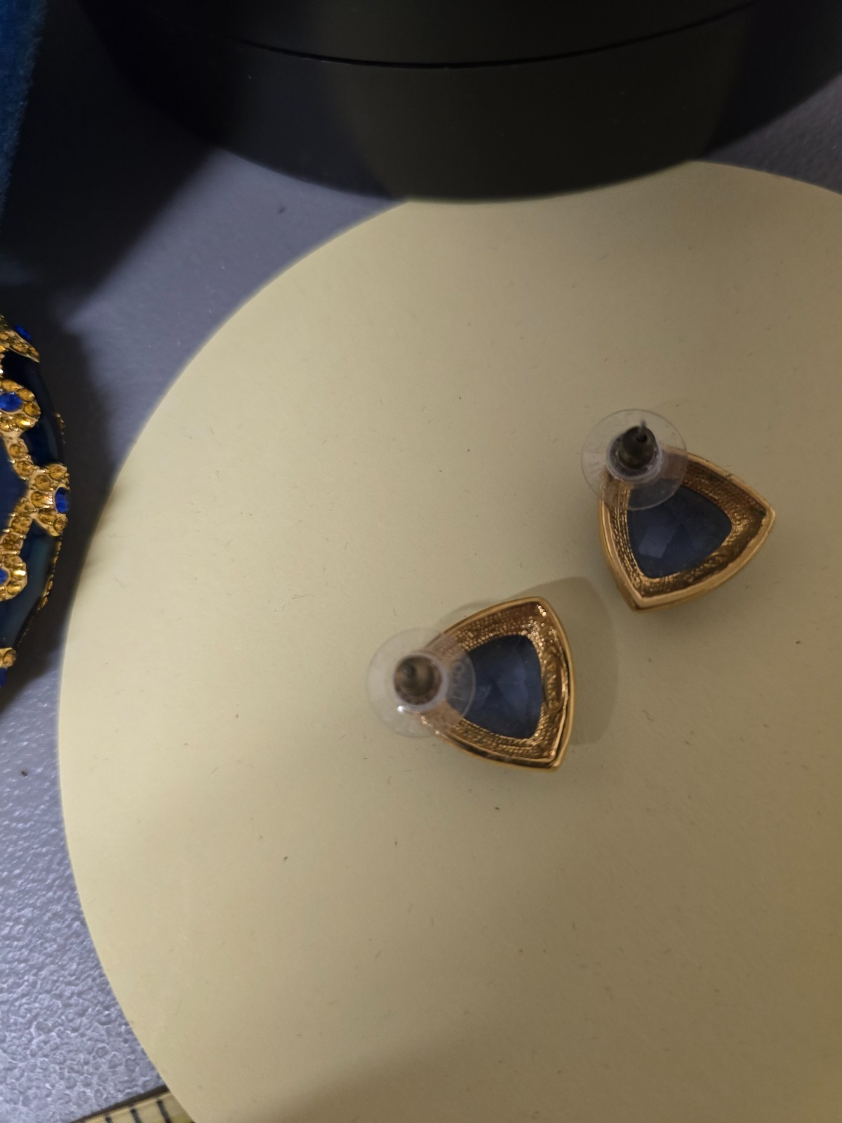 JOAN RIVERS IMPRESSIVE BLUE TRILLION PIERCED EARRINGS