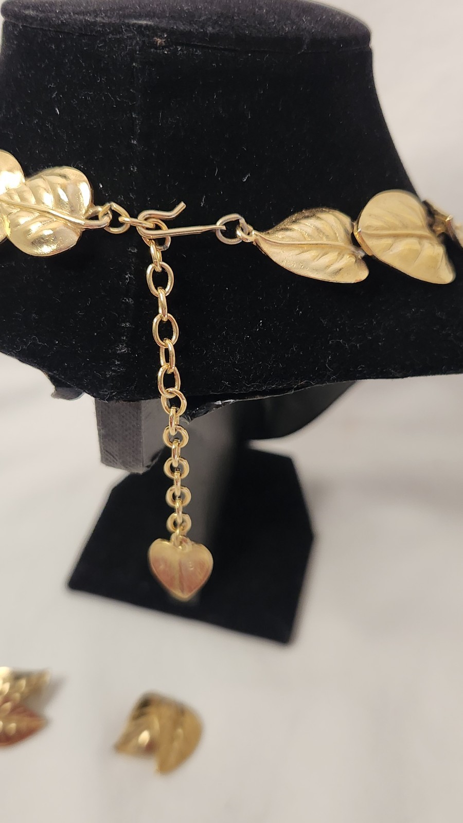 Vintage TRIFARI Gold Tone Jewelry Set Leaf Link Necklace with Earrings