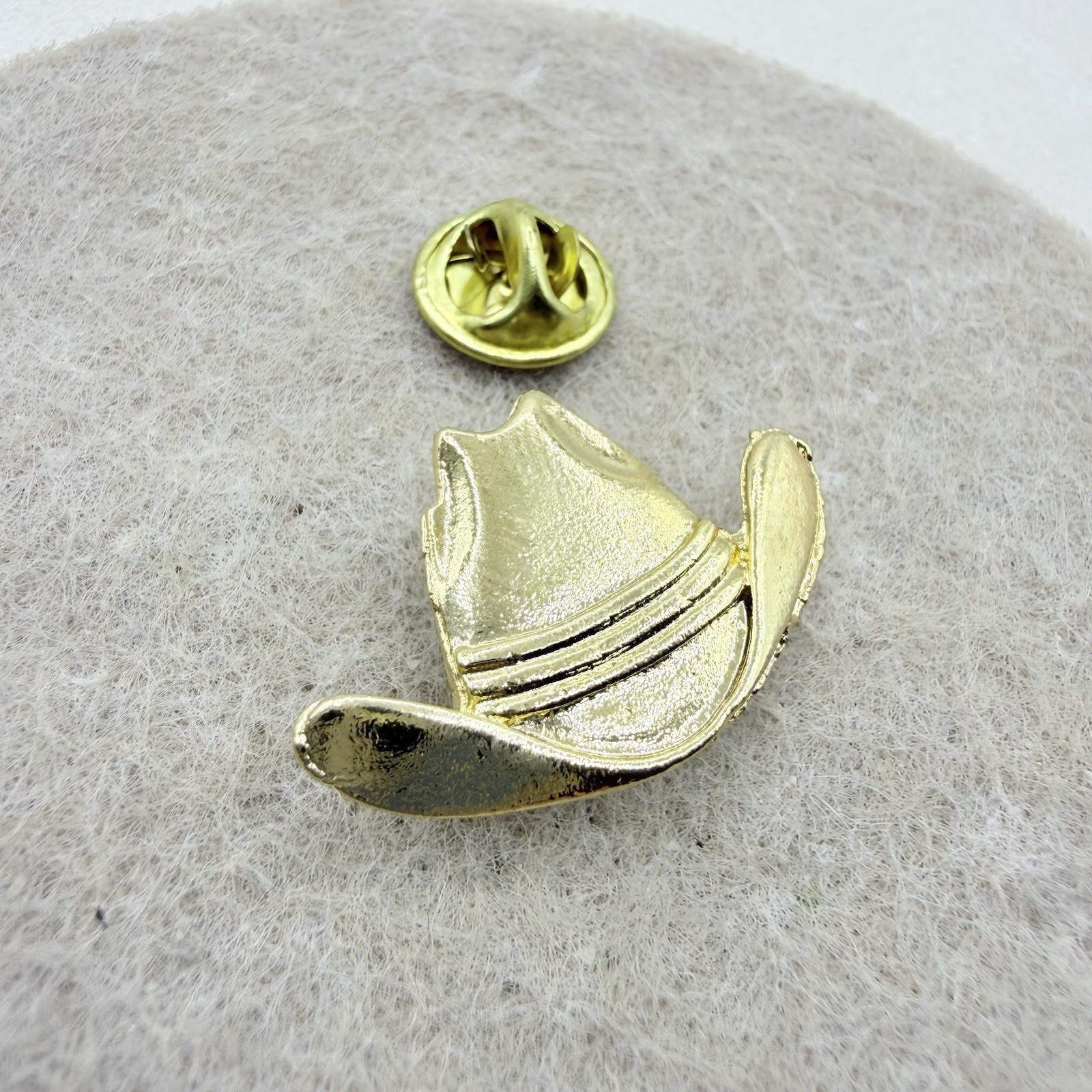 Vintage Gold Tone Western Cowboy Cowgirl Hat Lapel Pin Accessory Badge